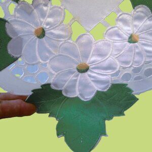 Tablecloth Square white,green & yellow center cutout daisy cluster scalloped edg